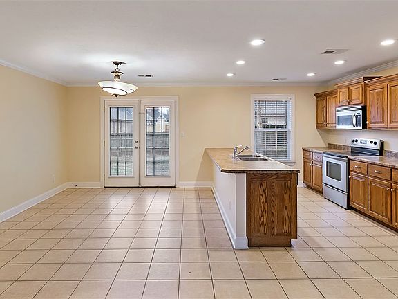 3rd image of 24 Station Oaks Dr