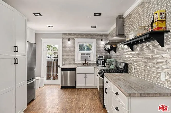 422 S Benton Way — Photo 4