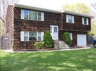 9 Nevada St, Selden, NY 11784