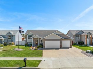 2729 Heritage Dr, Minot, ND 58703