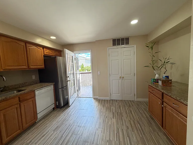 341 Hunter Ave — Photo 2