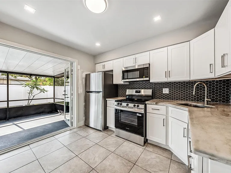 4800 NE 4th Ave — Photo 5