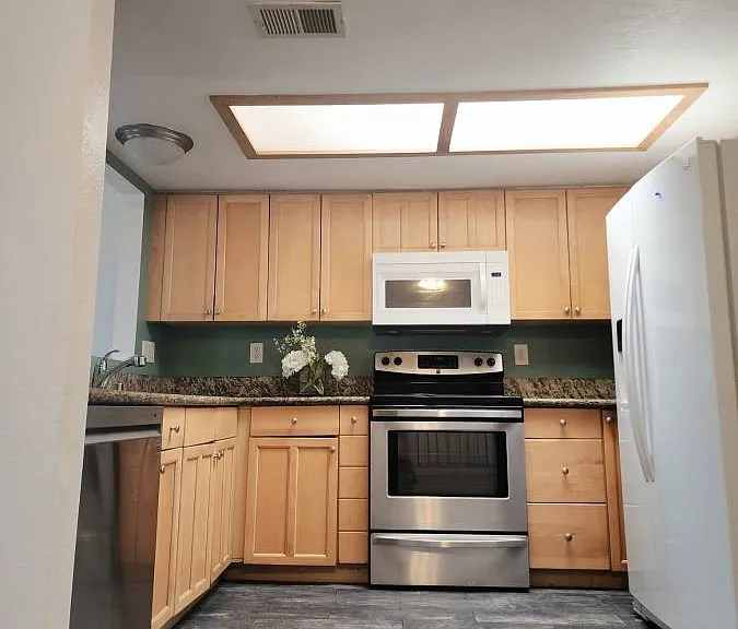 569 S Mollison Ave S #E — Photo 5
