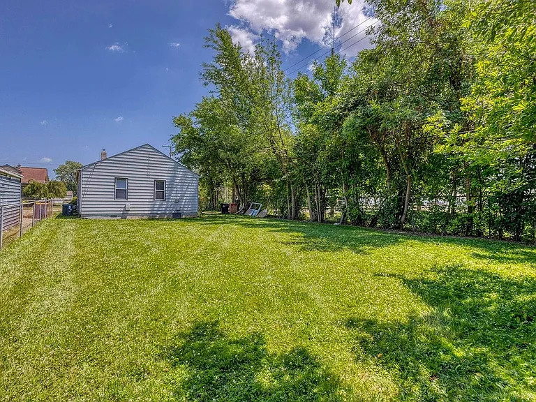 25539 Packard St — Photo 6