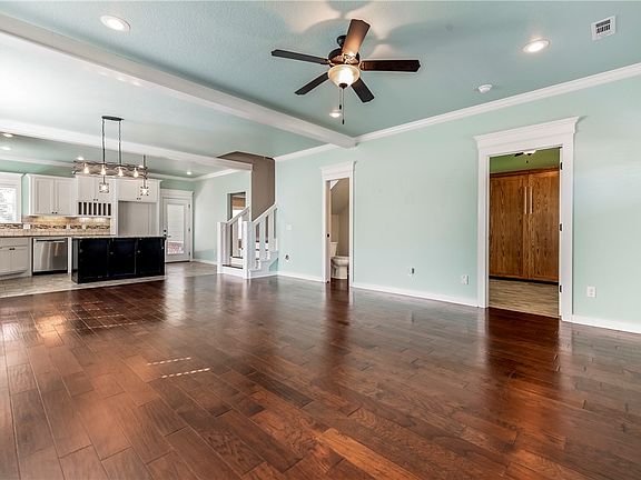 5th image of 610 S 59th Ct