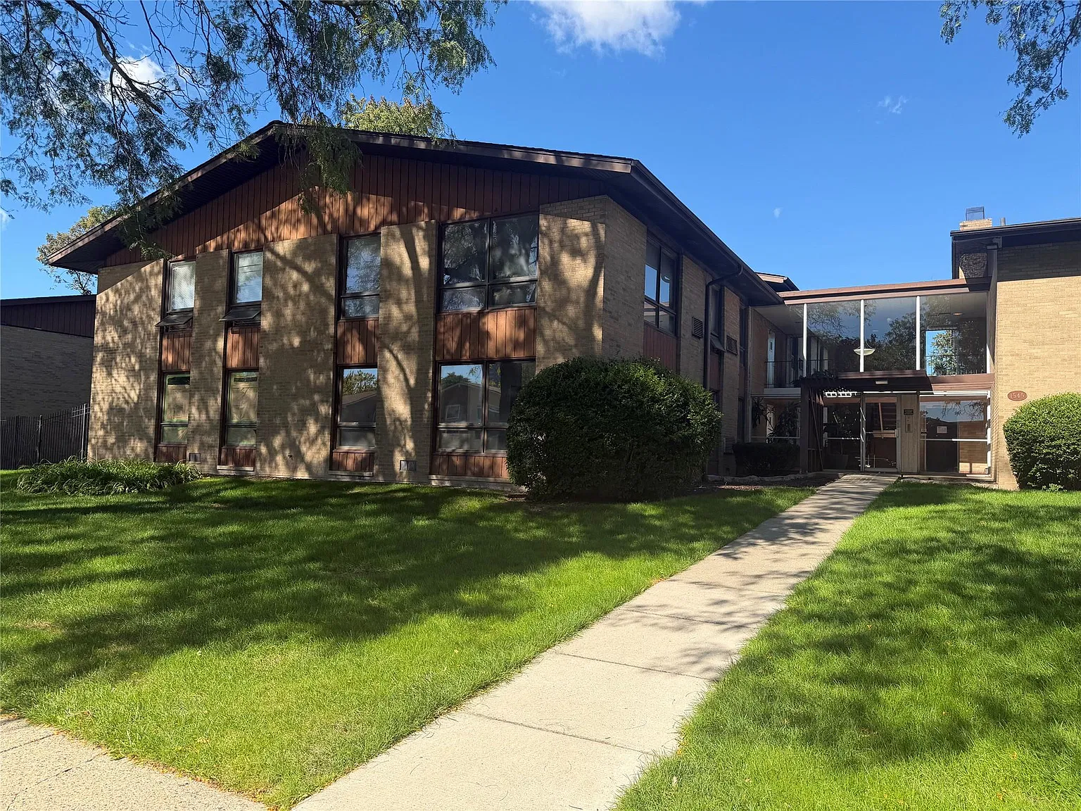 1 bed, 1.0 bath, 720 sqft, $1,300 — Photo 1