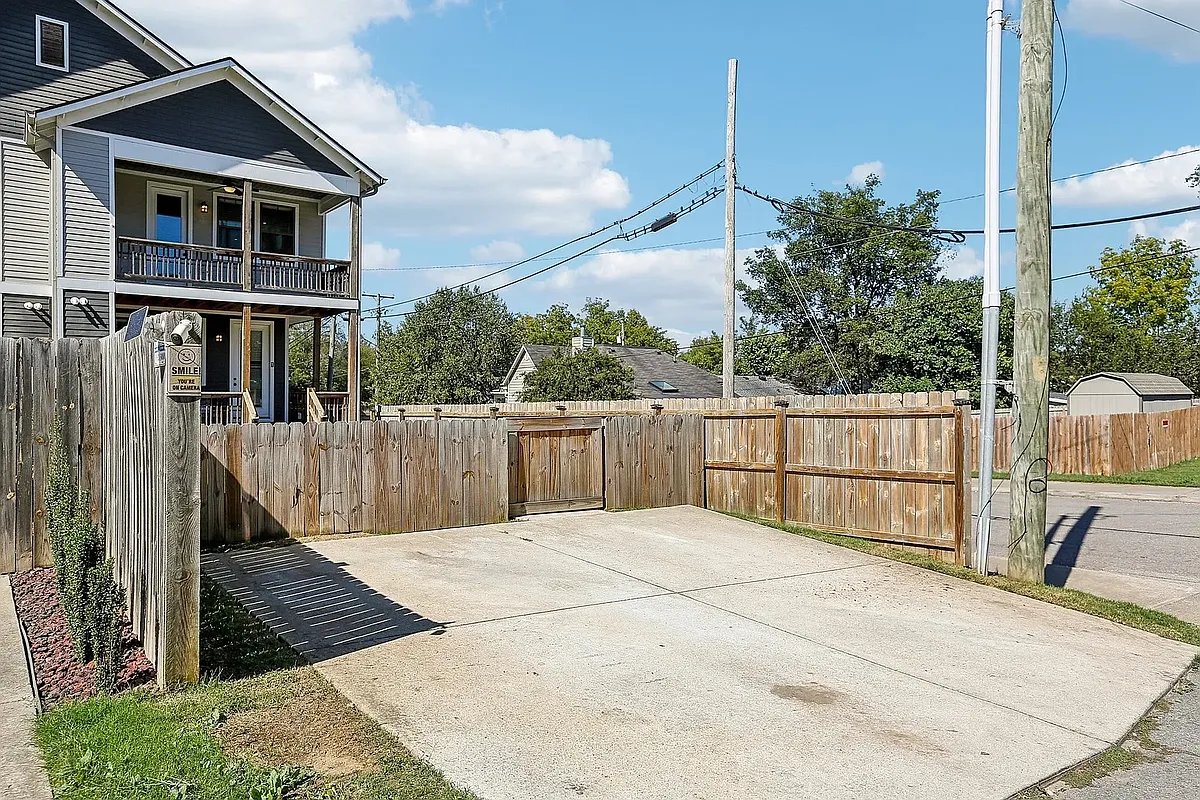 Building Photo - 717 Stockell St