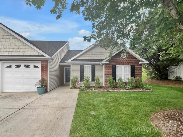 200 Edinburgh Ct, Mount Holly, NC 28120