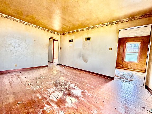 4th image of 303 E 1st St