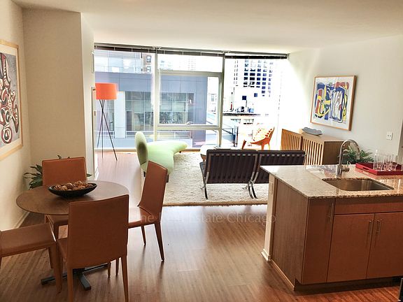 3rd image of 206 E Illinois St #3