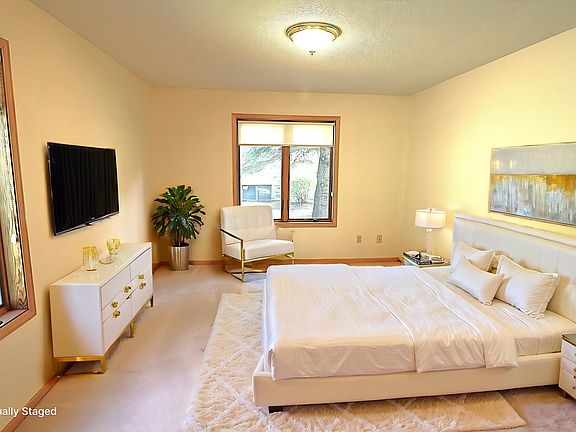 3rd image of 829 Autumn Way
