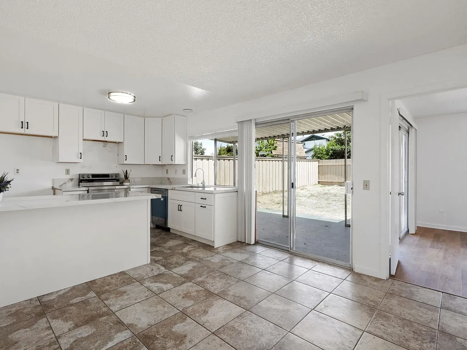 3 bed, 2.0 bath, 1248 sqft, $3,900 — Photo 4