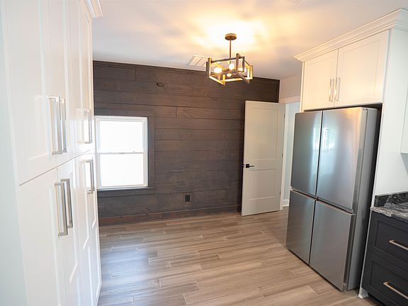 4th image of 386 Holmes Cir