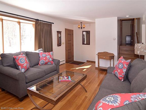4th image of 90 Kenson Dr