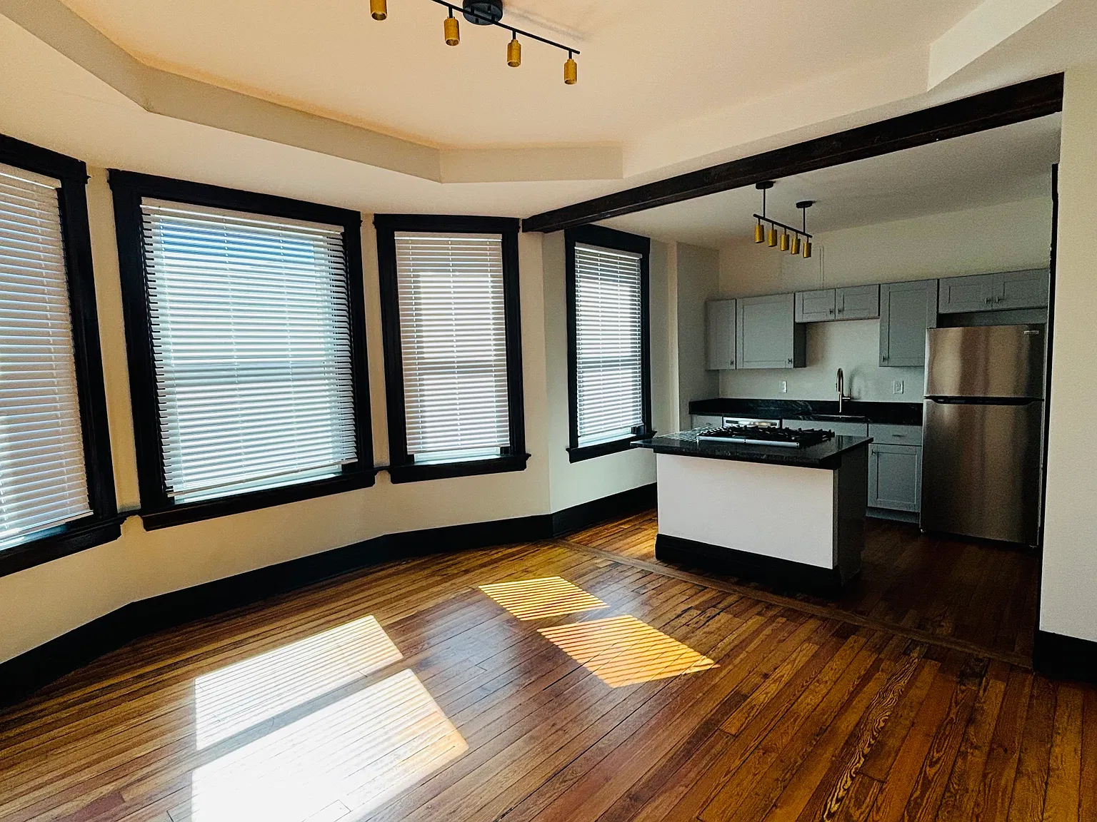 35 E 8th St — Photo 2