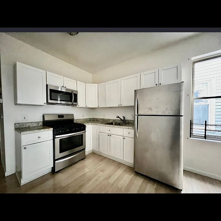 1st image of 684 Grove St #L3