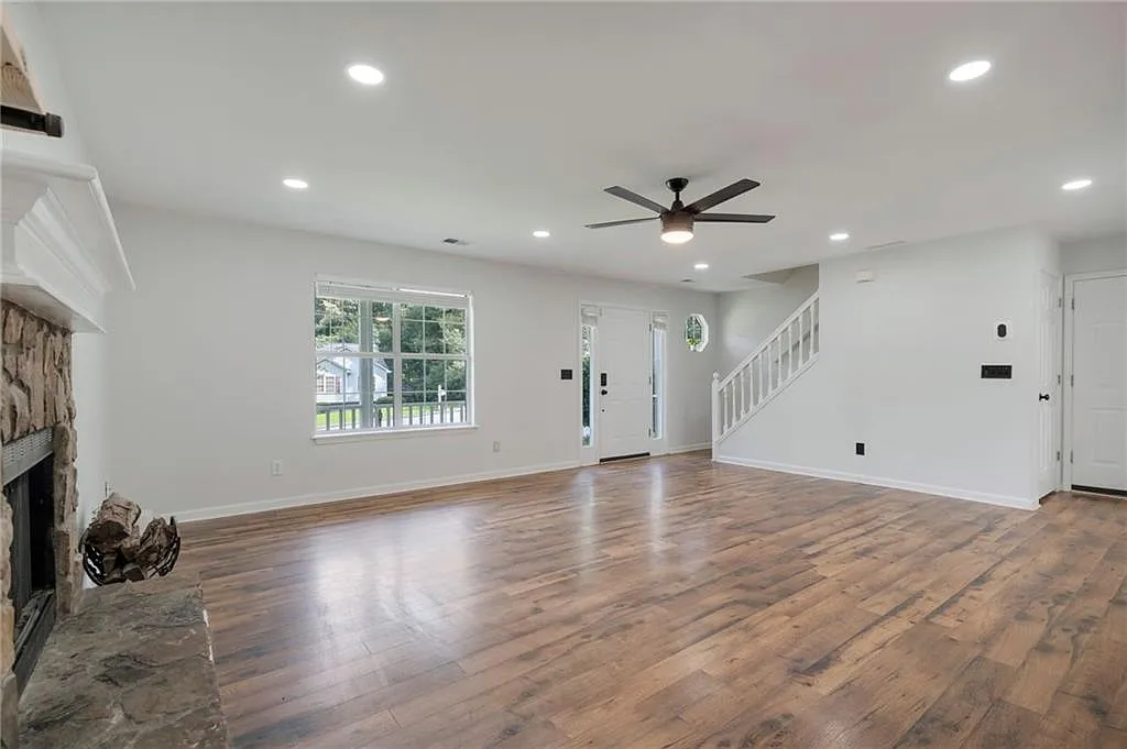 3 bed, 2.5 bath, 1600 sqft, $2,400 — Photo 4