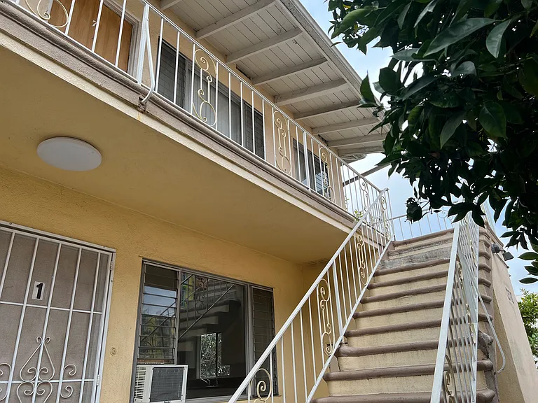1372 N Serrano Ave #8 — Photo 11