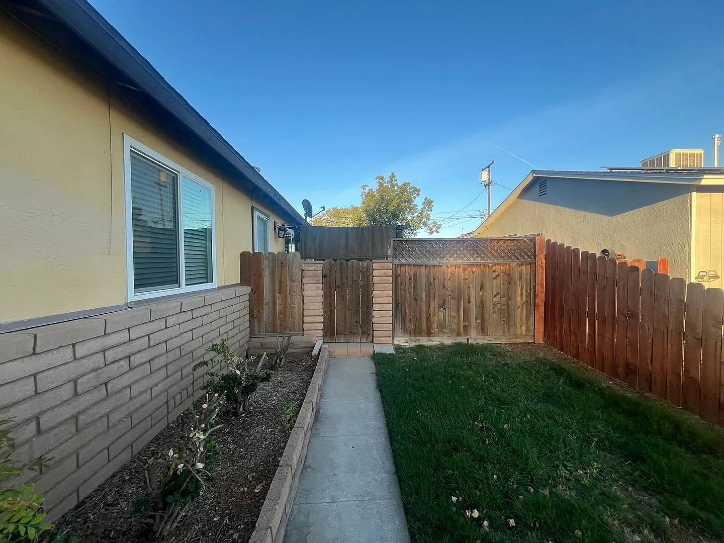 105 Lombardy Ln - Home- 3 Bedrooms -2 Bathrooms - Home — Photo 2