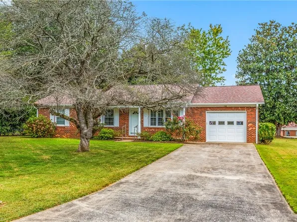 108 Hinshaw Ave, Yadkinville, NC 27055