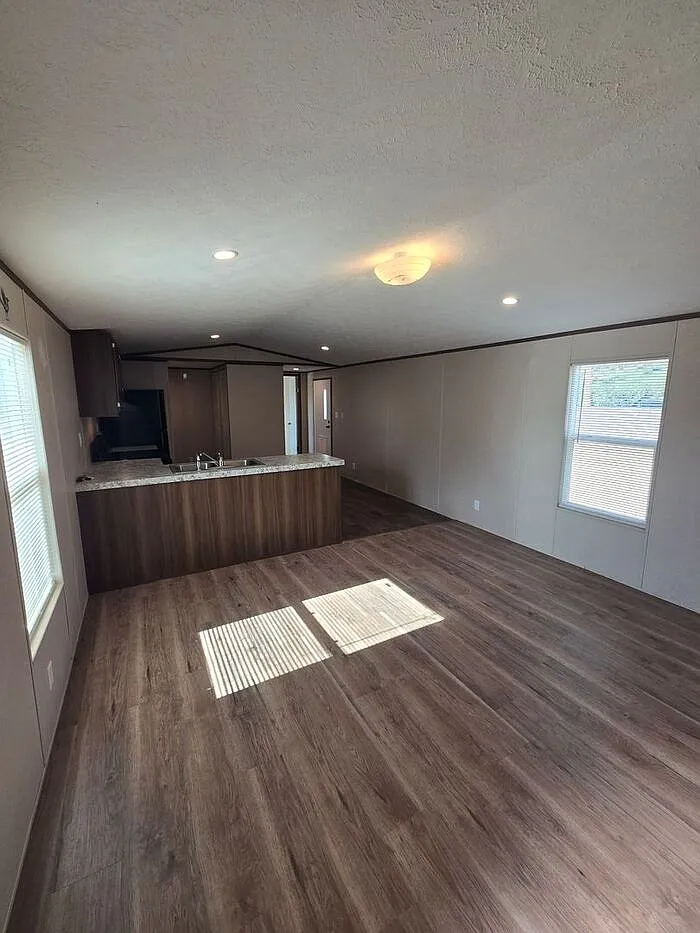 3 bed, 2.0 bath, 902 sqft, $1,599 — Photo 3