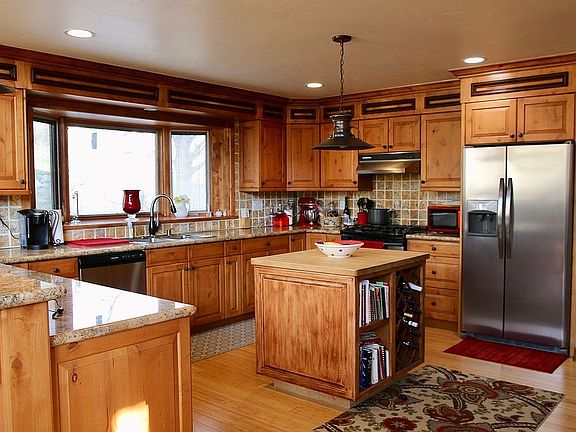 Large kitchen w/granite
