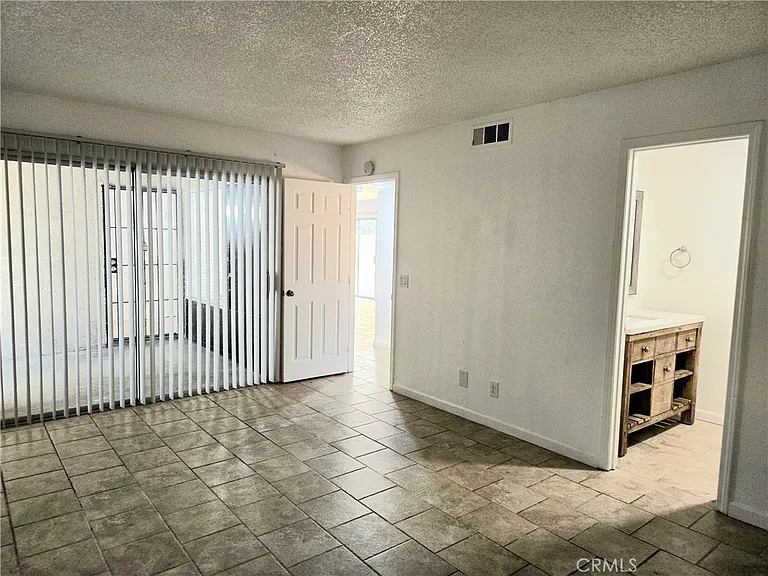 853 Douglas Ct — Photo 14