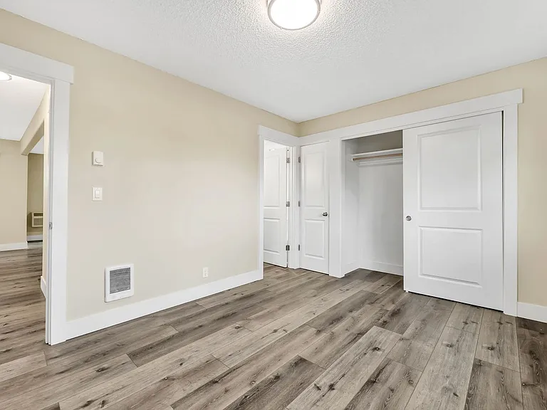 Cape Lee Apartments 2 & 3 Bedroom 1 Bathroom units — Photo 21