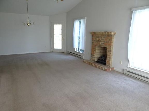 3rd image of 132 Sequoia Ct