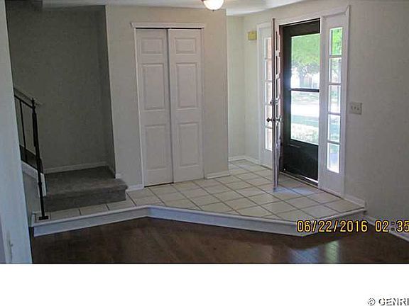 3rd image of 61 Willowick Dr
