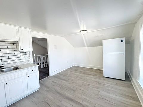 4th image of 100 E Market St APT 1