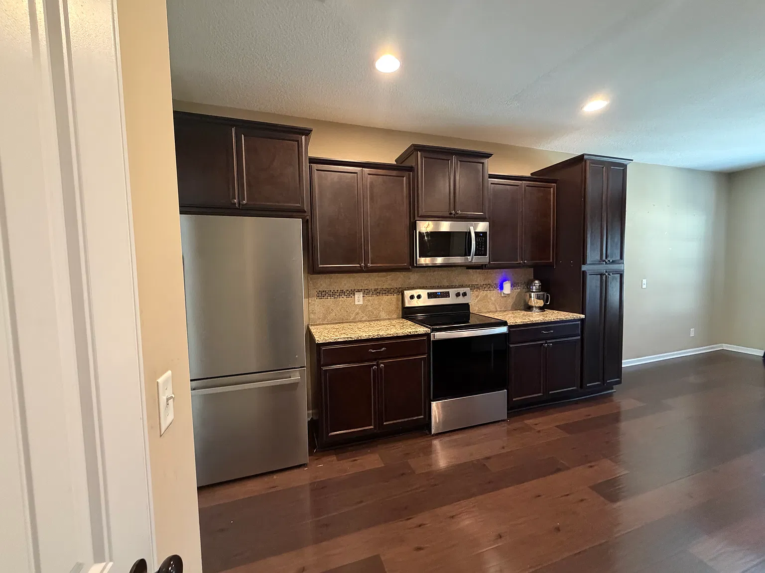 4 bed, 2596 sqft, $2,500 — Photo 4