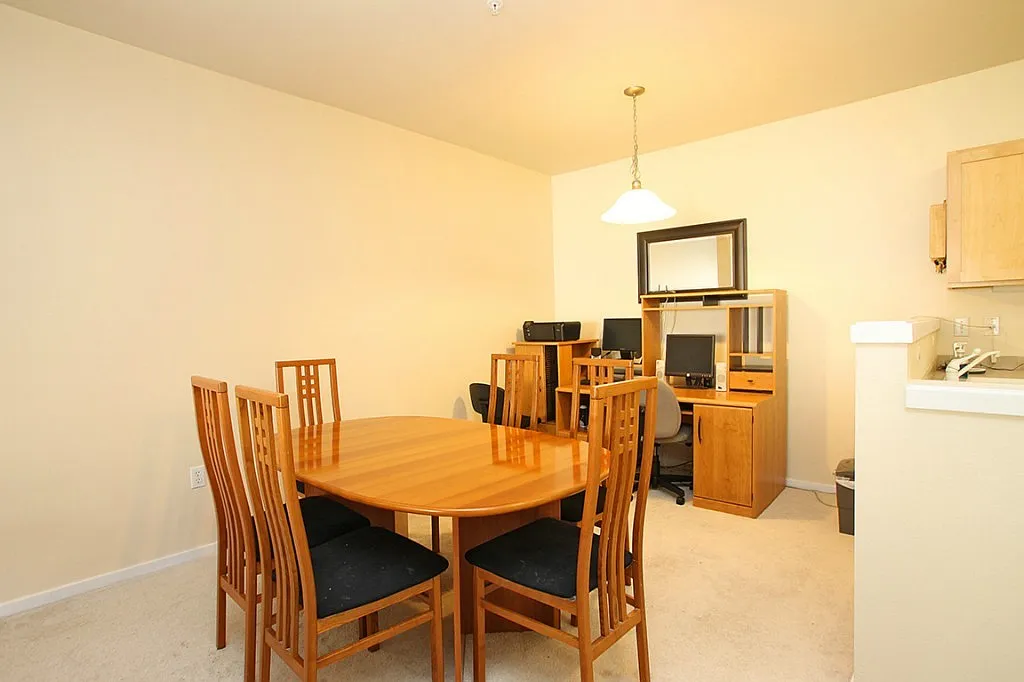 3 bed, 1160 sqft, $2,395 — Photo 3