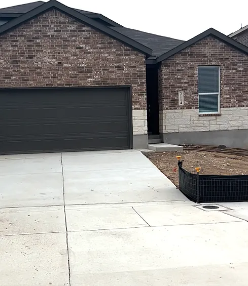2114 Monument Hl — Photo 1