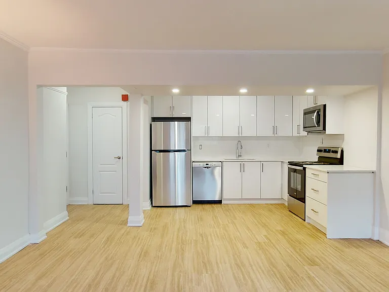 320 Lonsdale Rd — Photo 34
