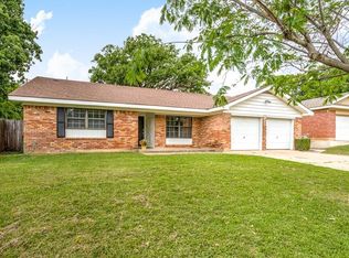 104 Stonegate Ct, Bedford, TX 76022