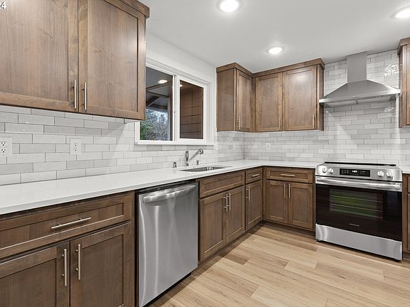 4th image of 13100 NE 33rd Cir