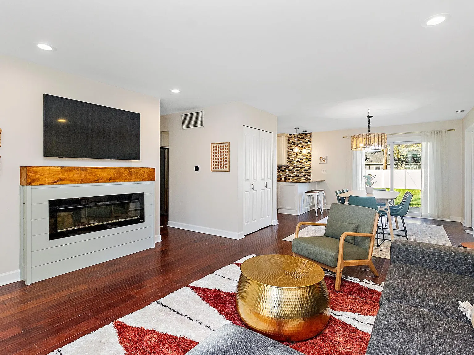 3 bed, 1073 sqft, $4,500 — Photo 4