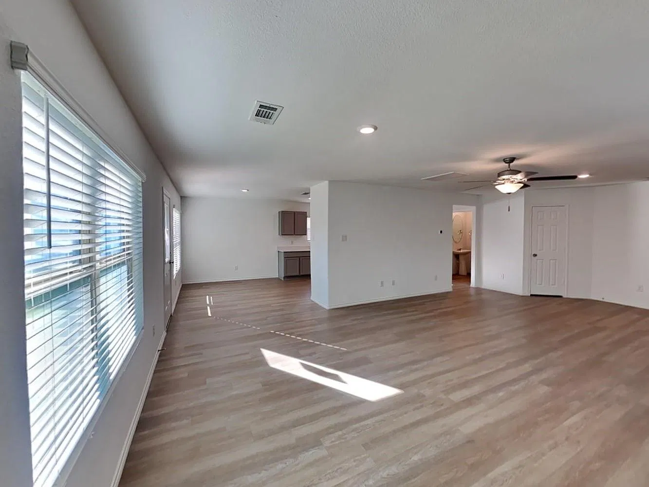 4 bed, 2.5 bath, 2300 sqft, $2,070 — Photo 3