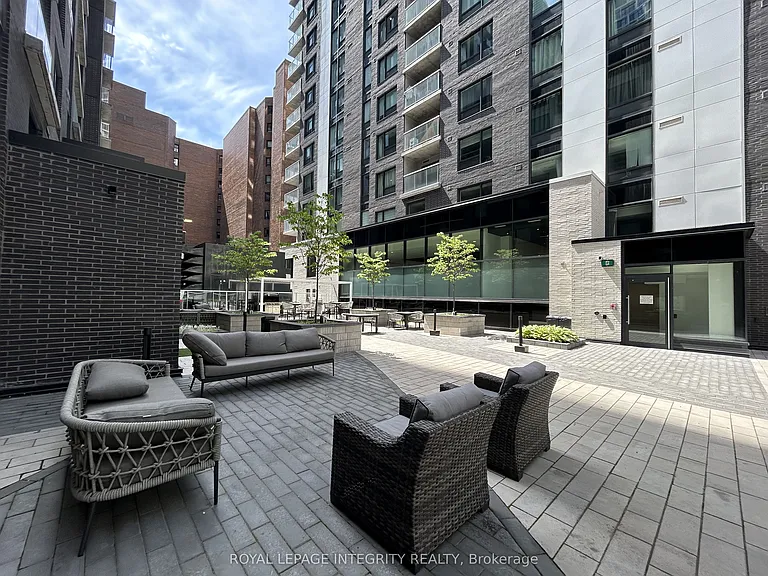 340 Queen St #810 — Photo 18