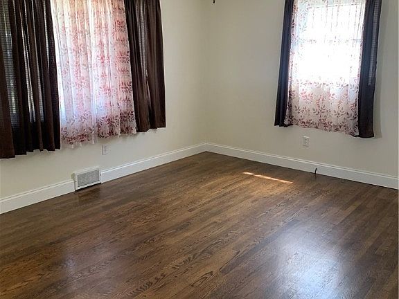 4th image of 222 Franklin St