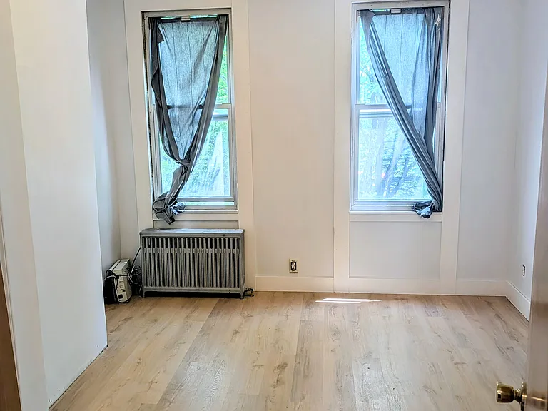 1861 Gates Ave #2R — Photo 4
