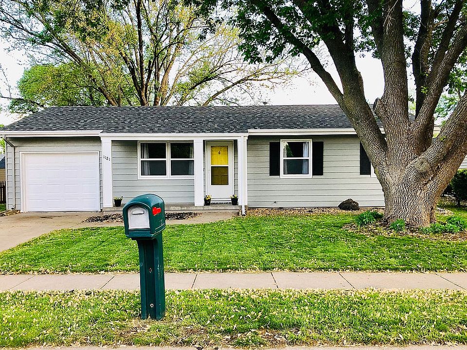 1121 Adams
