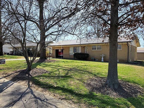 2nd image of 802 S Park Ln