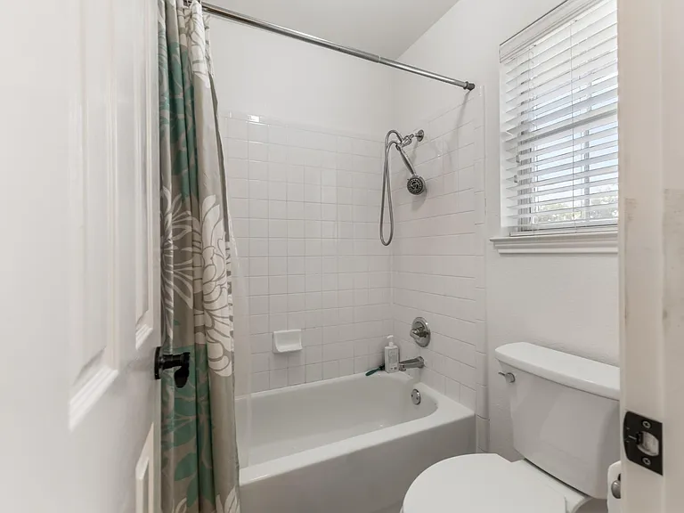 1107 Hollybrook Cv — Photo 32