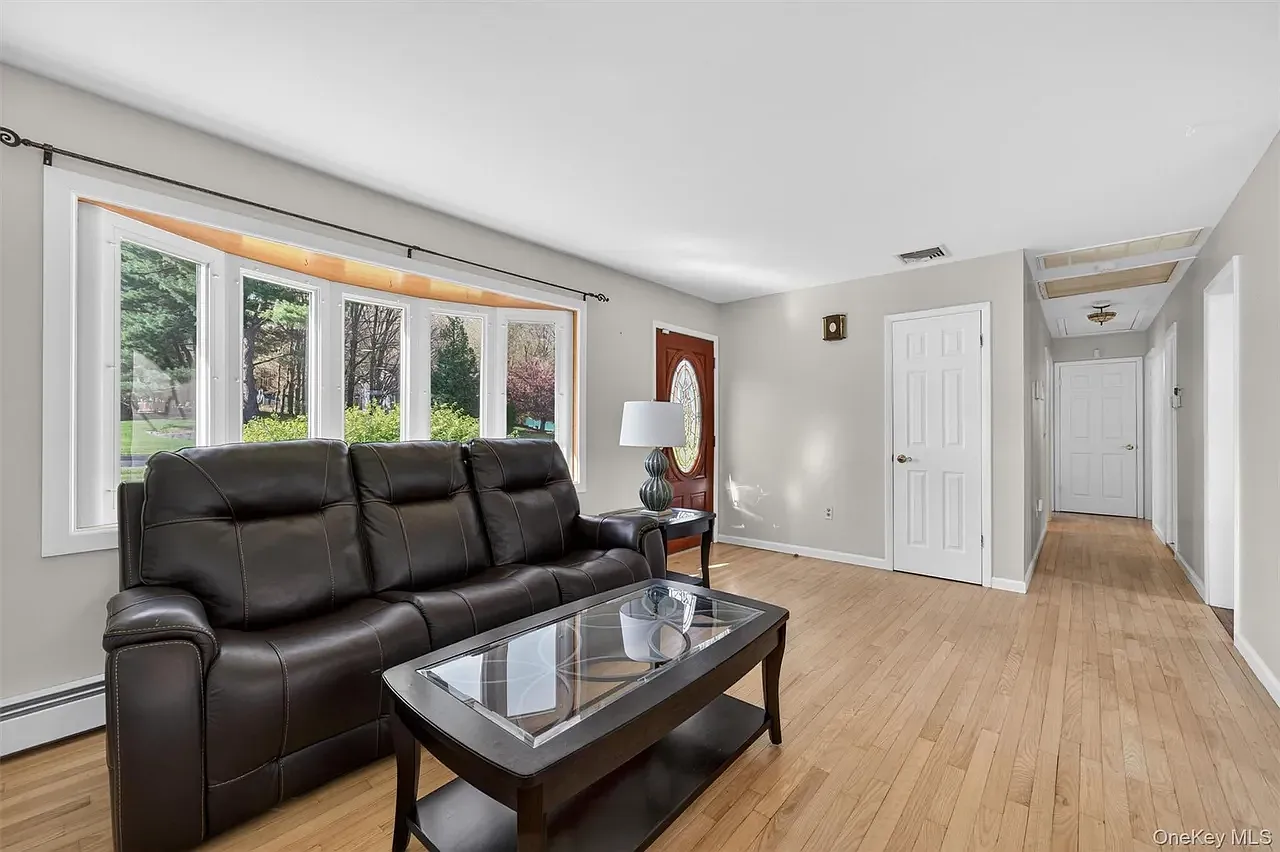 4 bed, 1104 sqft, $3,350 — Photo 4
