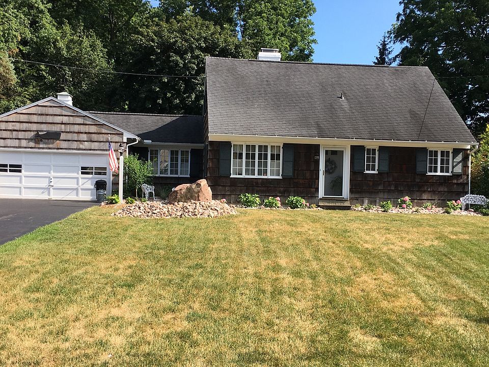 1st image of 5 Woodcroft Ln