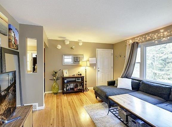 4th image of 3028 Buchanan St NE