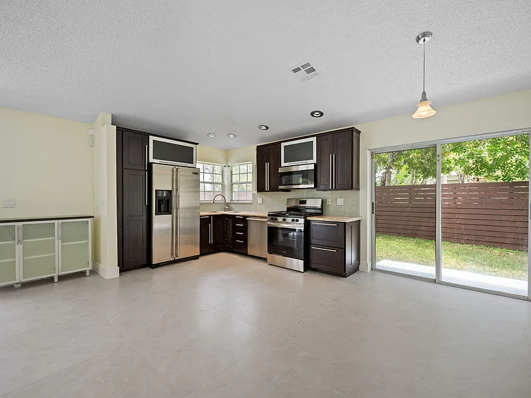 13400 NW 5th Ct — Photo 8