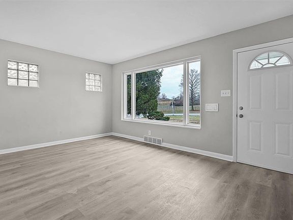 2nd image of 5957 Vivian Ave